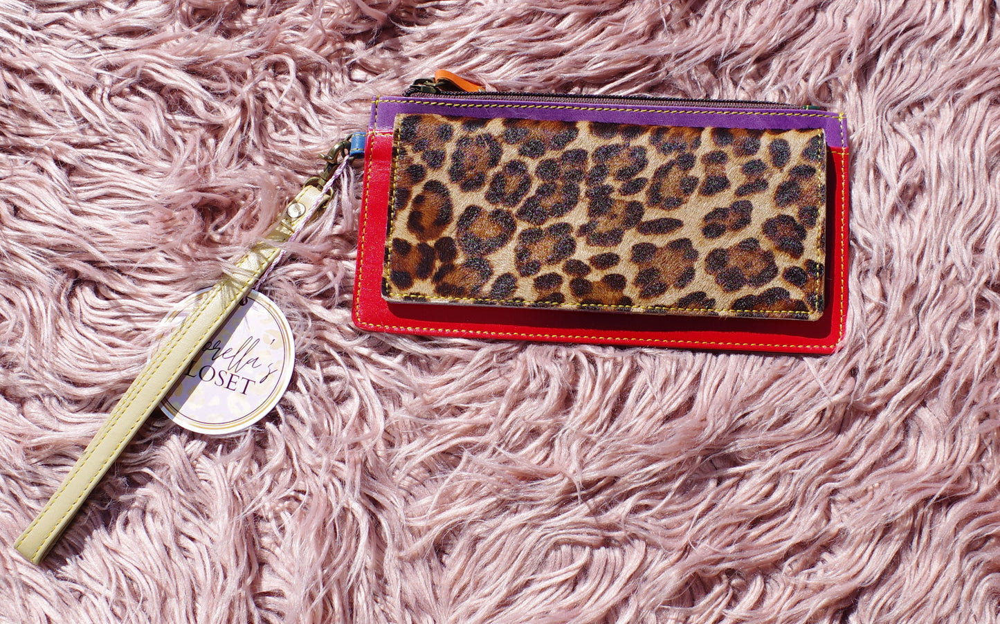 Flat wristlet