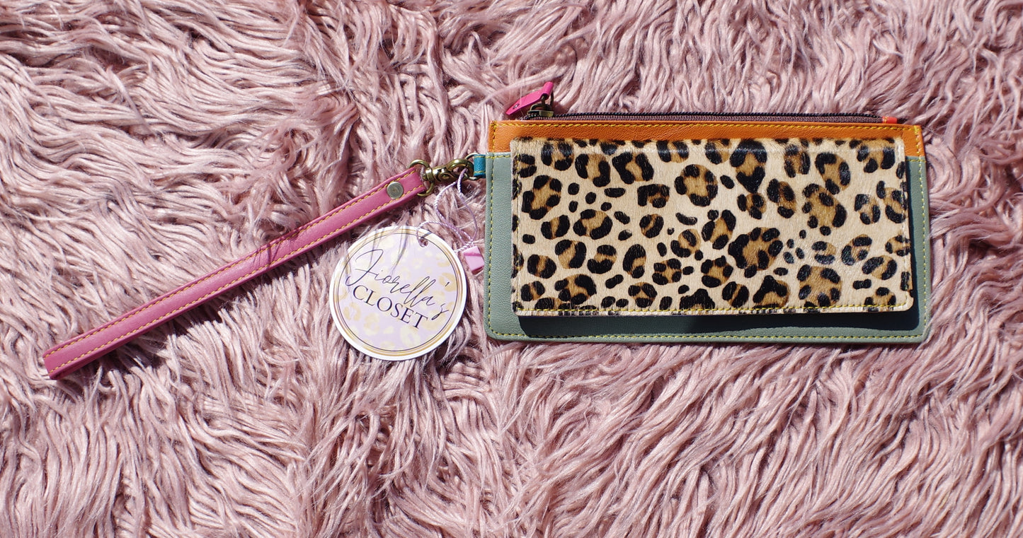 Flat wristlet