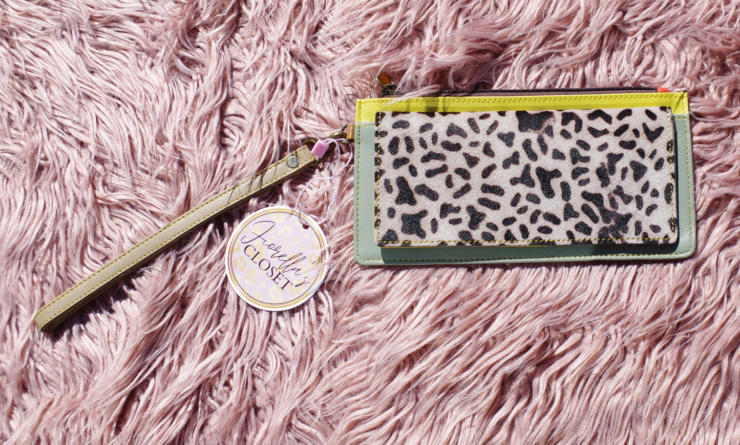 Flat wristlet